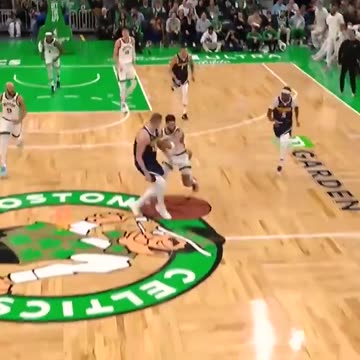 NBA - Tatum goes behind the back and finishes on the break 👀 Celtics lead 79-73 in the 3Q