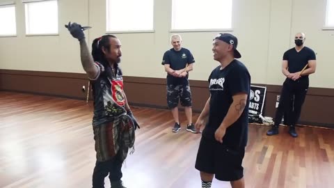 defence agaisnt knife attacks/ defensa contra ataques de cuchillo