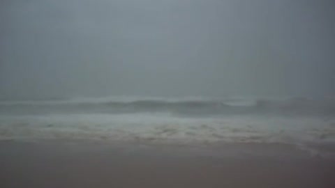 HURRICANE IRENE 2011 Amagansett, NY @ 6pm on Saturday 8_27_11. SHE'S BUILDING MORE