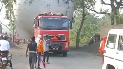 World Biggest Truck Came in Village