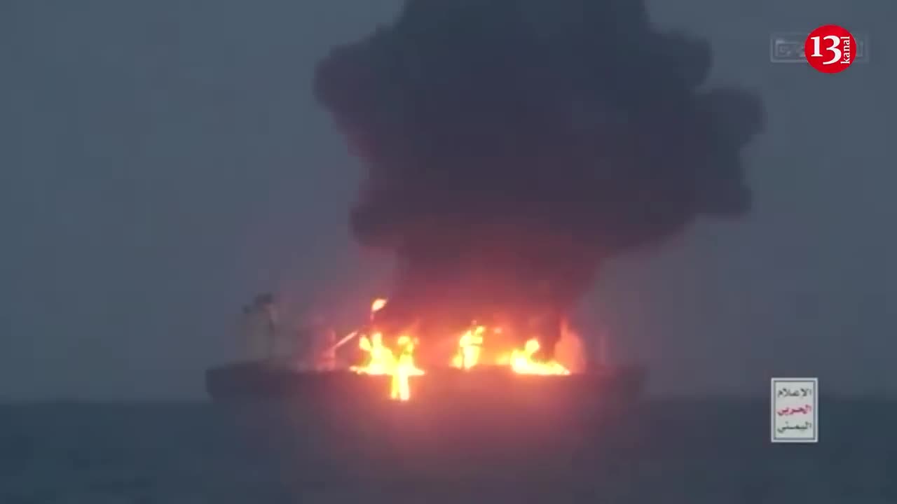 The moment Houthis attacked Greek ship in Red Sea – Strong blast occurred