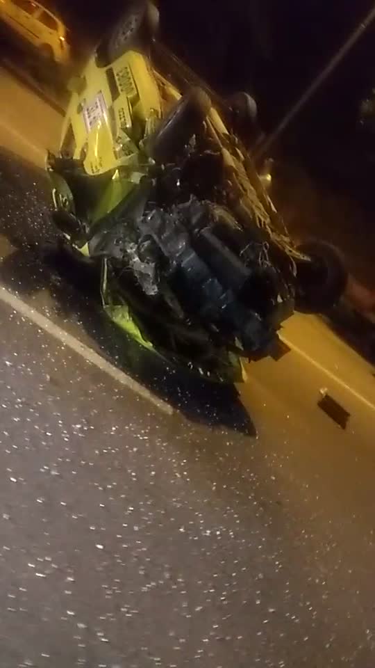 Taxista se volcó en la vía a Piedecuesta