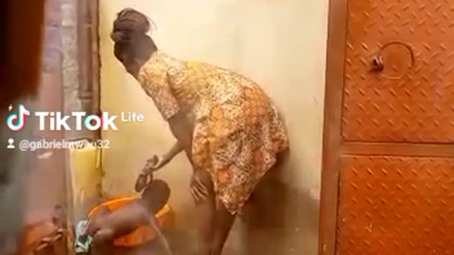 Cruel African mum😱