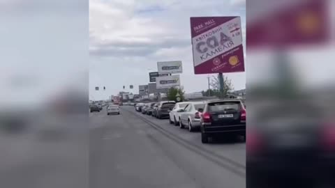 Několik kilometrů dlouhé fronty na benzín v Kyjevě