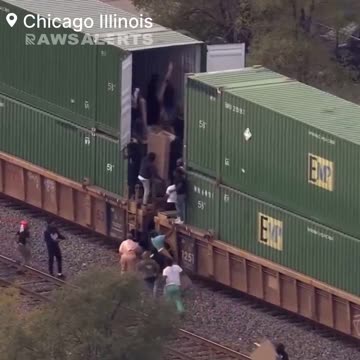 🚨#BREAKING: Dozens of people are actively looting and breaking into a cargo train