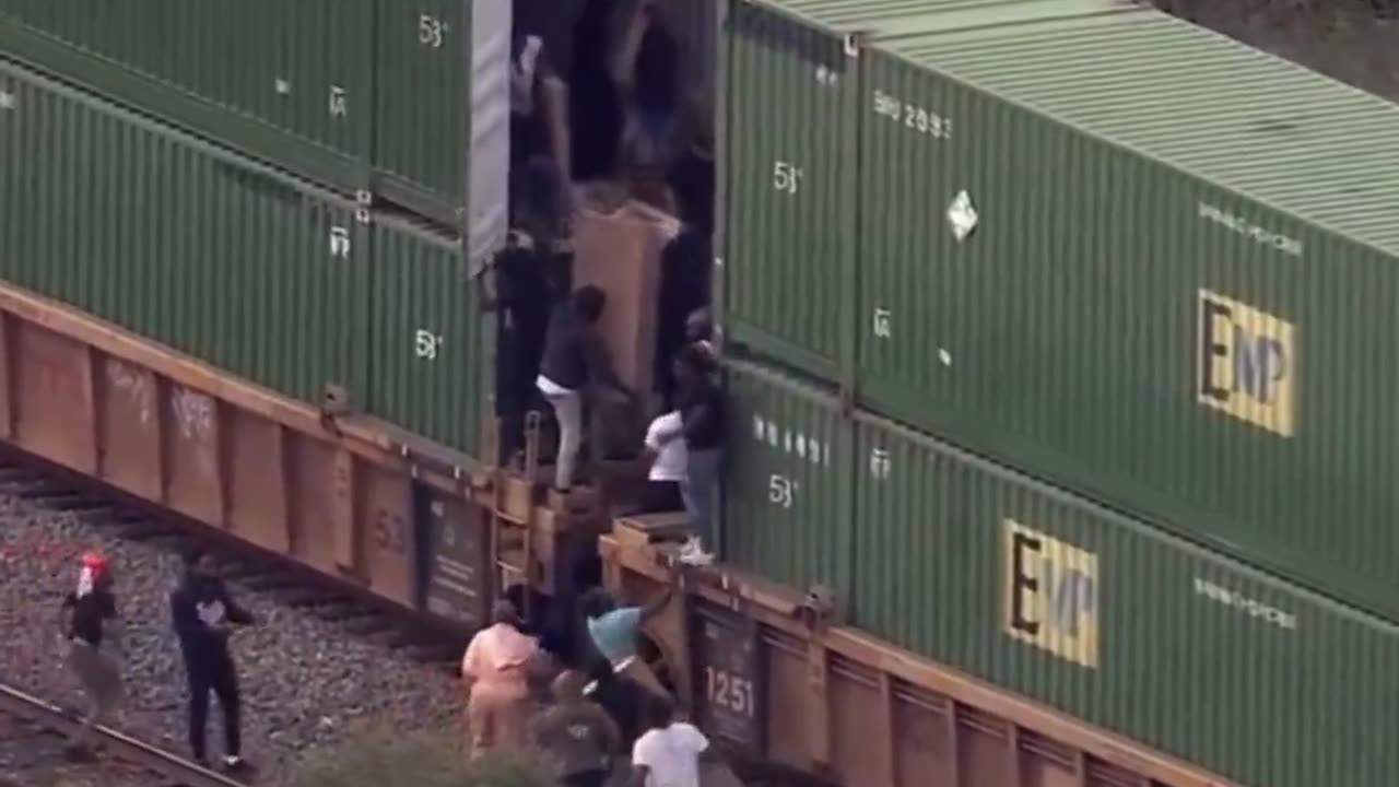 🚨#BREAKING: Dozens of people are actively looting and breaking into a cargo train