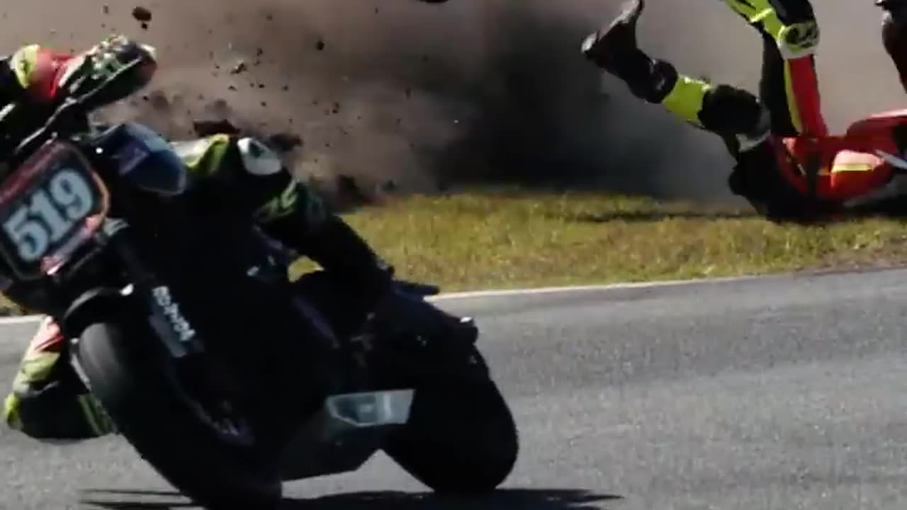 😱HUGE #Motorcycle CRASH AT DAYTONA INTERNATIONAL RACEWAY! #shorts