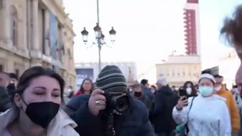Donna ucraina che racconta la verità viene maltratta dalle bestie