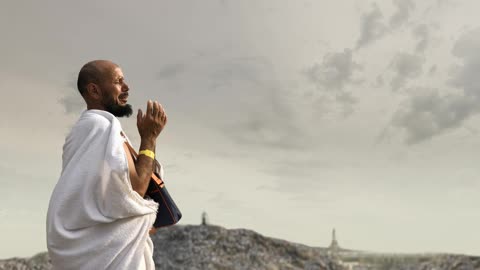 Sheikh Ahmad Al-Nafis recites Surat Fussilat (Surah 41).