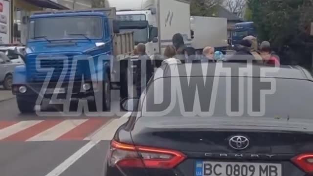 Lviv. Ukrainian citizens block roads in protests for the lack of gas and heating.