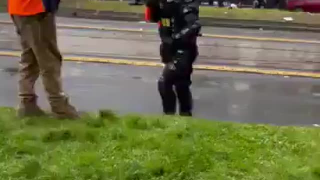 Australia: Security stalks people across the road pointing his weapon, yelling "MOVE" at anti-lockdown protest