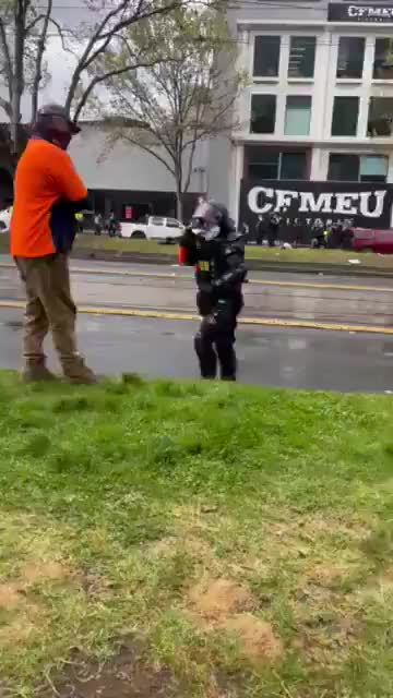 Australia: Security stalks people across the road pointing his weapon, yelling "MOVE" at anti-lockdown protest