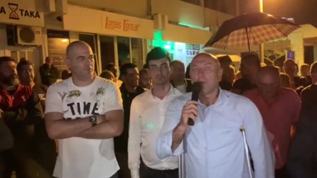 Obraćanje Marka Carevića okupljenima ispred zgrade Opštine Budva