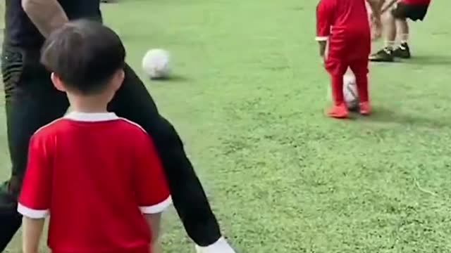 David Beckham says 'sorry' to boy he accidentally ignored