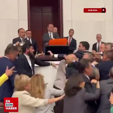 ÚLTIMA HORA: 🇹🇷 Estalla una pelea en el Parlamento turco