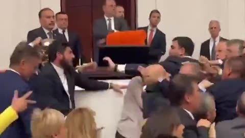 ÚLTIMA HORA: 🇹🇷 Estalla una pelea en el Parlamento turco