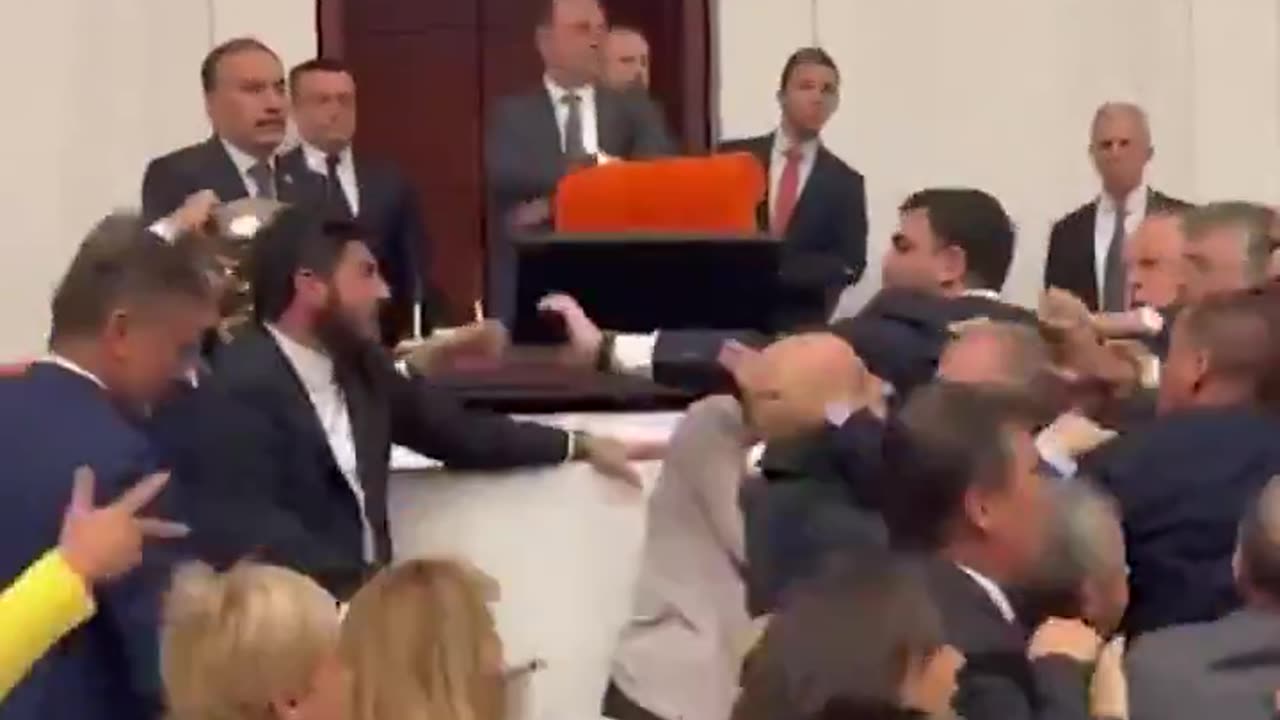 ÚLTIMA HORA: 🇹🇷 Estalla una pelea en el Parlamento turco