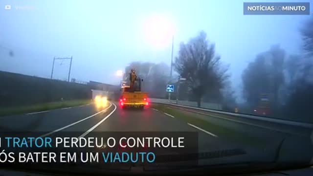 Trator bate violentamente contra viaduto