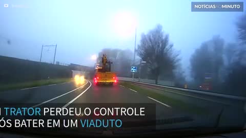 Trator bate violentamente contra viaduto