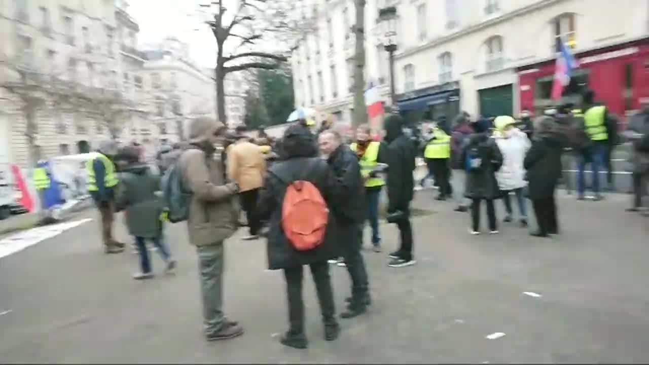 Rassemblement Statique des GJs devant L'Assemblée Nationale