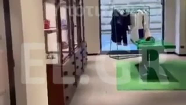 ΜΠΟΥΤΙΚ ΣΤΗ ΦΛΩΡΕΝΤΙΑ ΑΡΝΕΙΤΑΙ ΝΑ ΕΞΥΠΗΡΕΤΗΣΕΙ ΡΩΣΟΥΣ ΠΟΛΙΤΕΣ