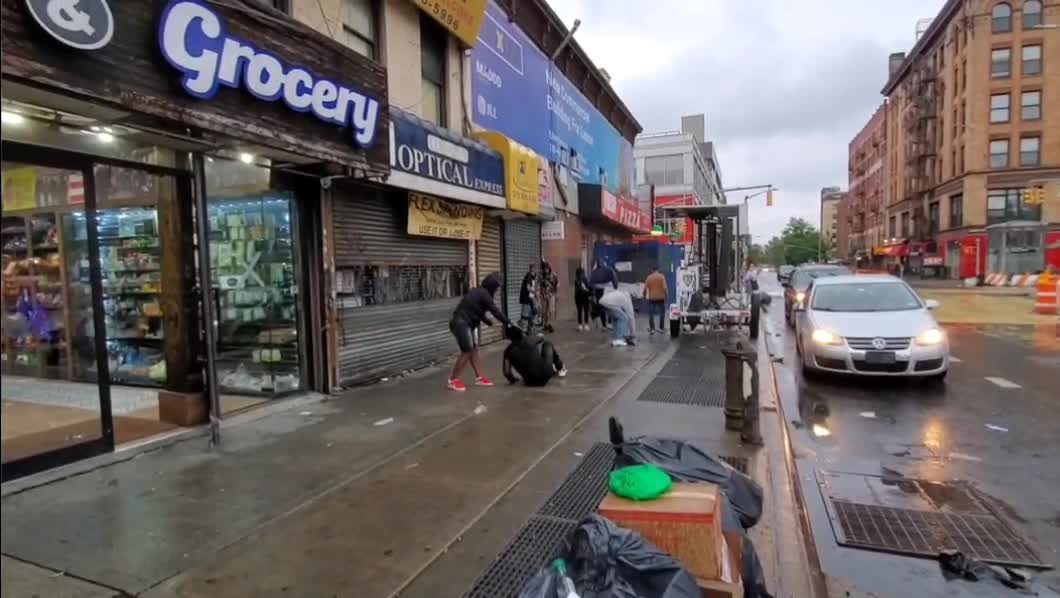 Drug dealers fighting in Harlem