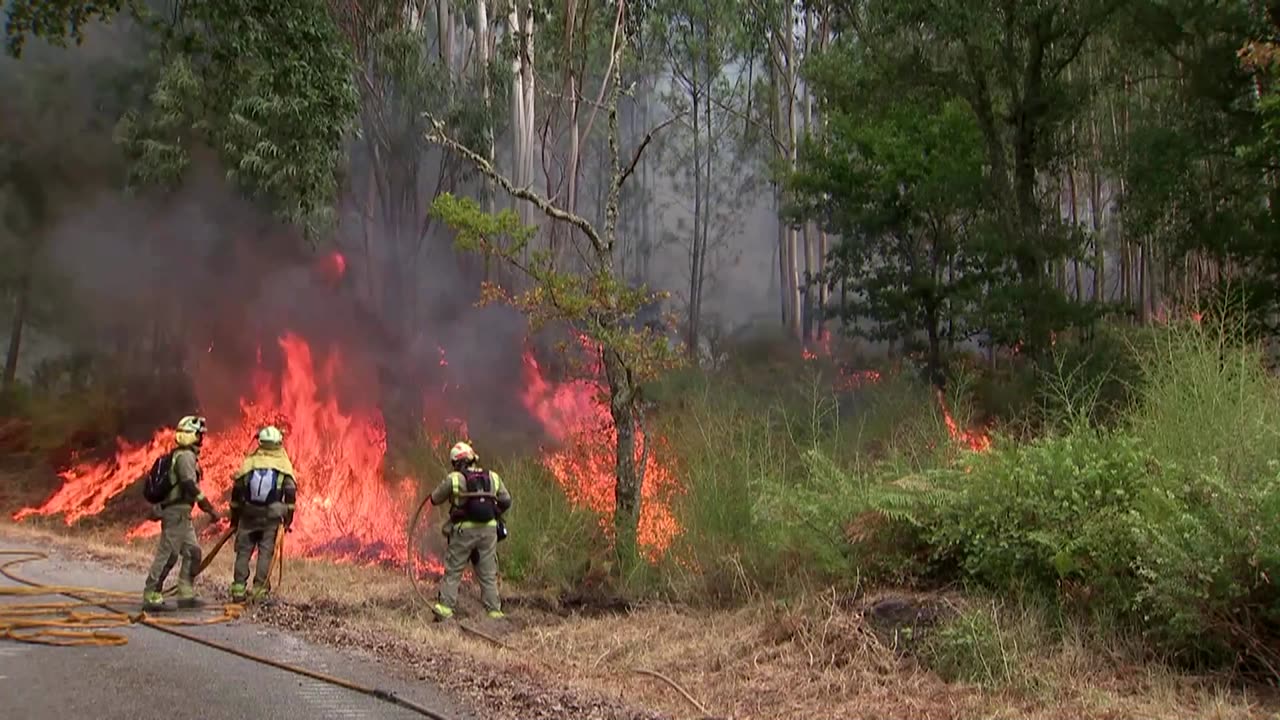 Firefighters battle wildfire in northwestern Spain