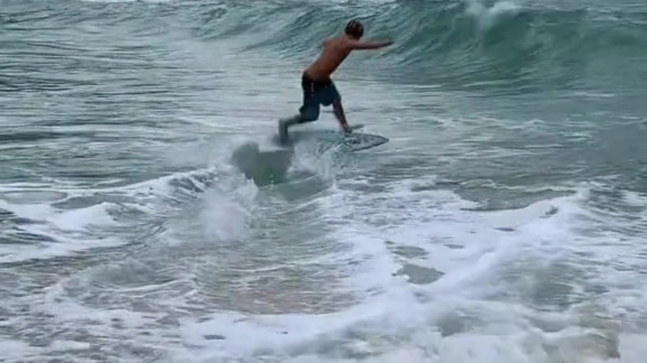 He is awesome to surf 🏄‍♂️🌊 👏🏽 💕