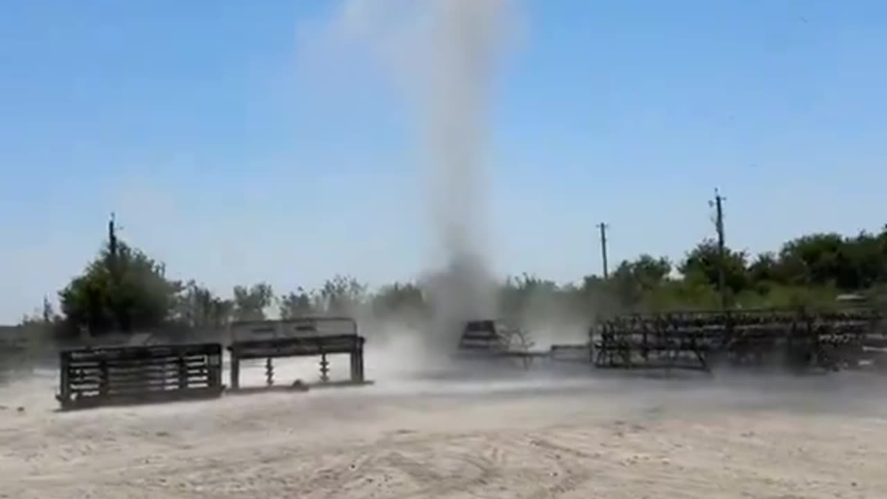 Dust devil said “oh you filming okay” 🌪️