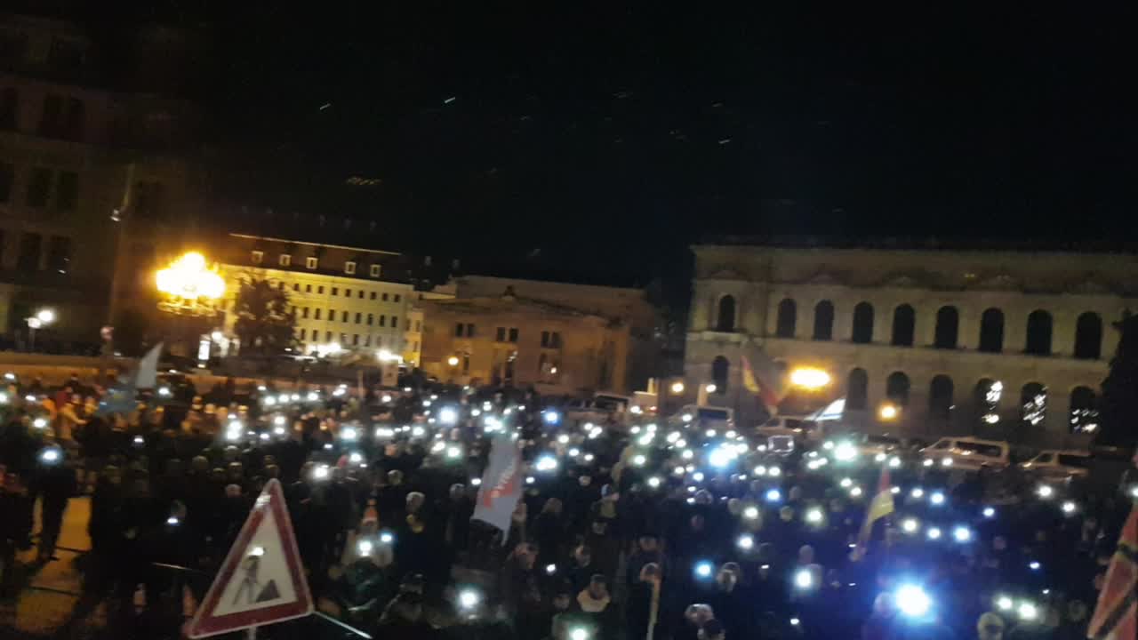 23.11.2020 Pegida Dresden singt deutsche Hymne