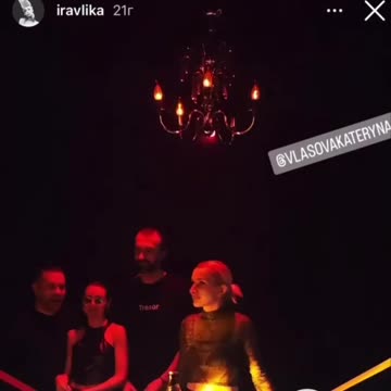 Этот средний палец девушка показывает вам, «дорогие» украинцы, гниющие сейчас в окопах