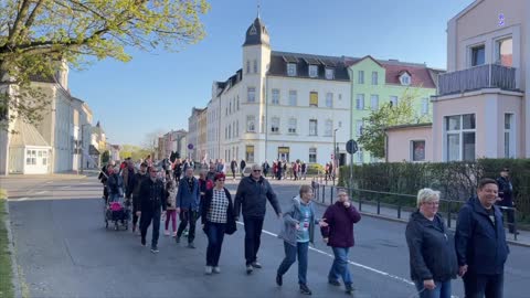 Demmin: Der Demonstrationszug zieht durch die Stadt 28-04-2022