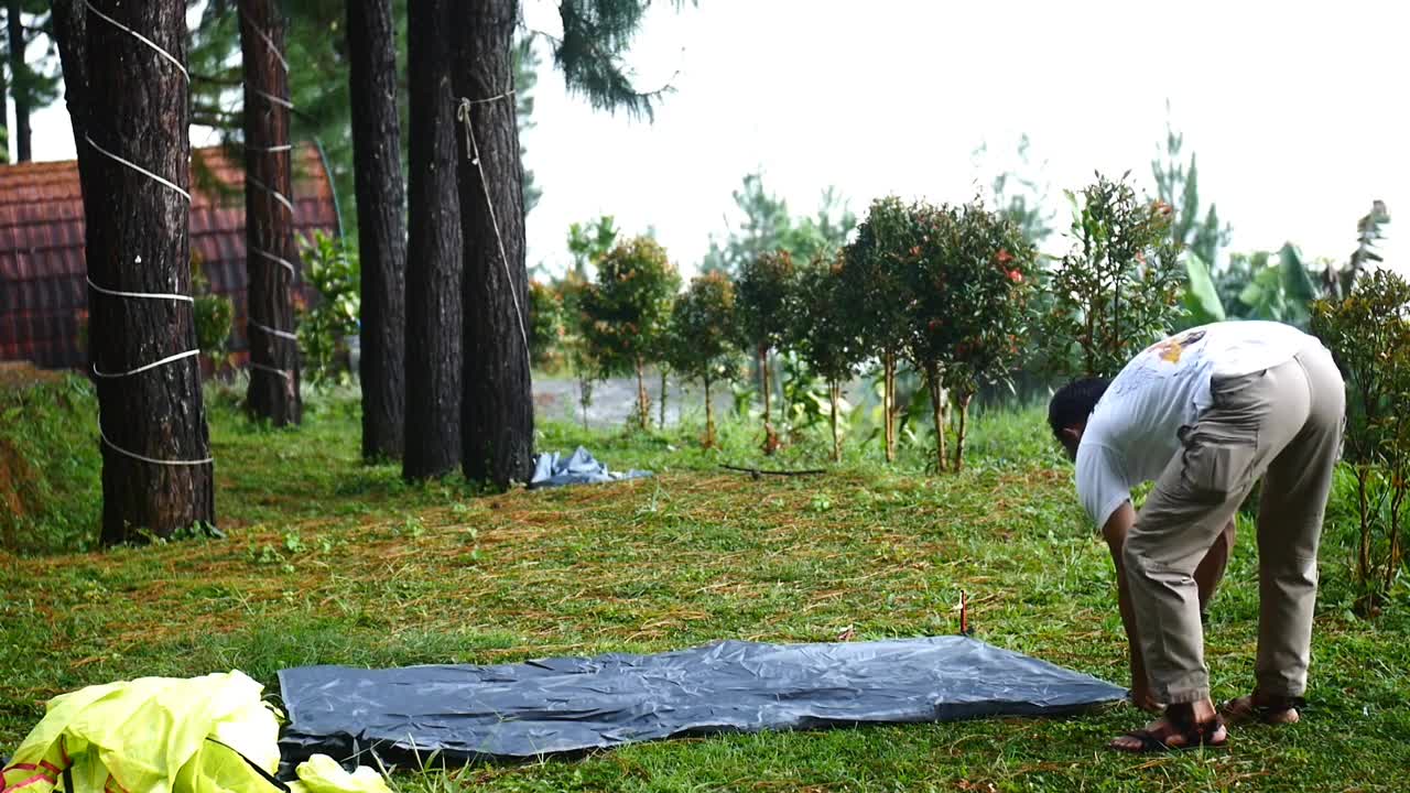 SOLO CAMPING - BERKEMAH DI SAAT HUJAN DAN MENIKMATI SECANGKIR KOPI. ASMR-11