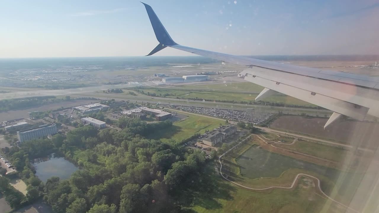 Delta 737-900ER landing at DTW, July 28, 2024