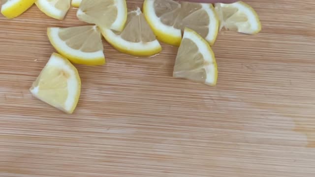 Prepare lemon slices
