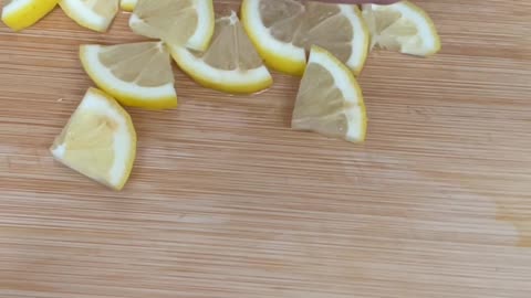 Prepare lemon slices