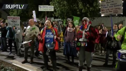 Anti-vax mandate protesters rally outside Israeli PM’s house (VIDEO)