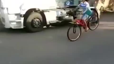 Top Compilation Crash bike Cyclist - incredibile video - the absurd crash