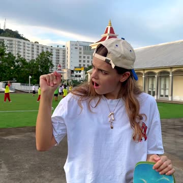 Girl has 4 fingers 😱