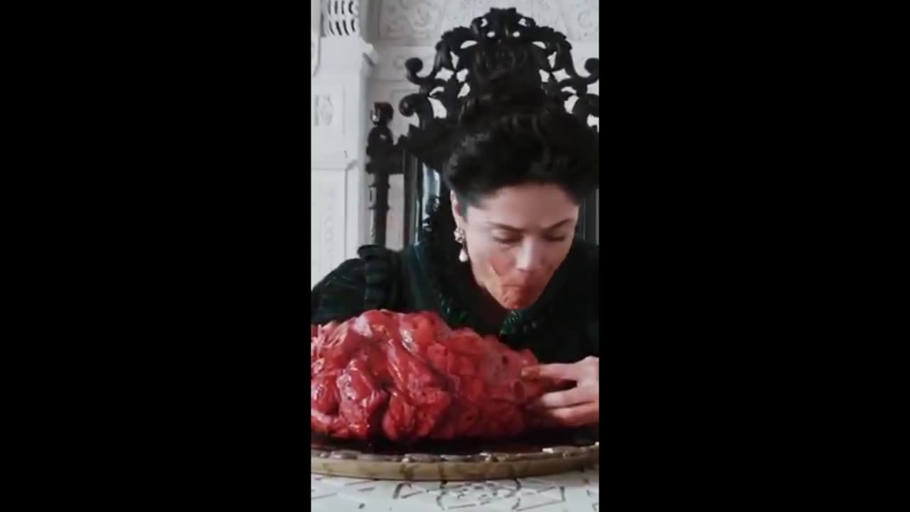 SALMA HAYEK COMIENDO CARNE HUMANA COMO SI ELLA FUERA UN ANIMAL