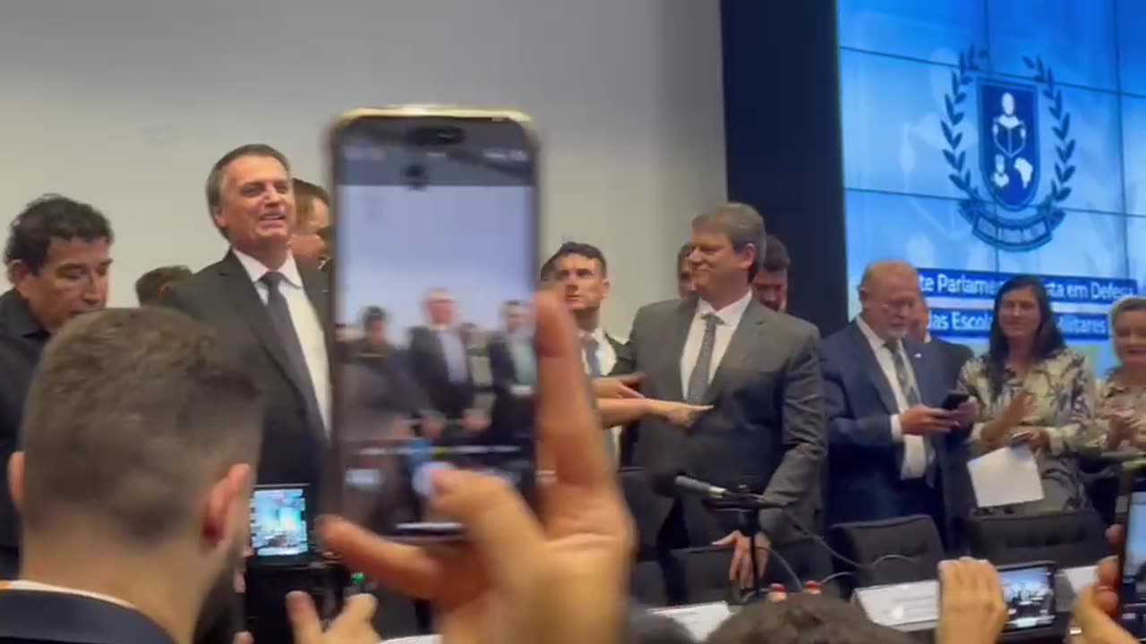 Bolsonaro participa do lançamento da Frente Parlamentar Mista em Defesa das Escolas Cívico-Militares