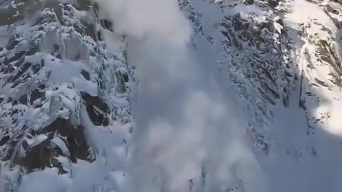 Skier avoids avalanche by paragliding over it