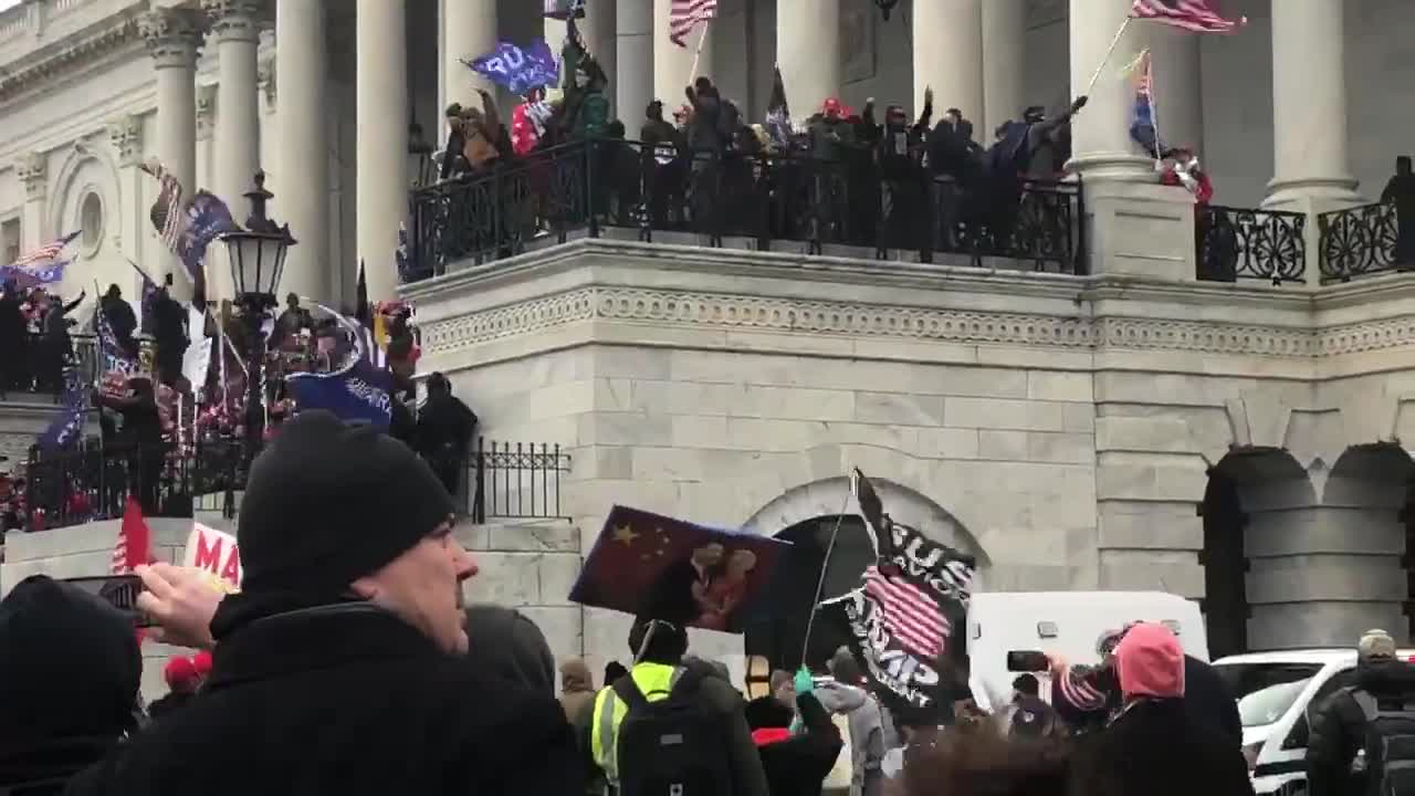 Schwarz vermummte Gestalten am Capitol