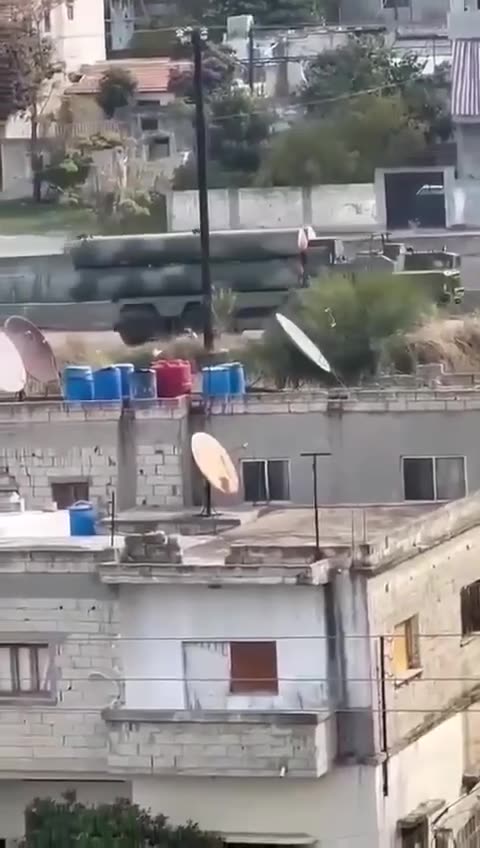 🇸🇾➡️ A column of Russian S-400 and Tor-M2 air defense systems are leaving