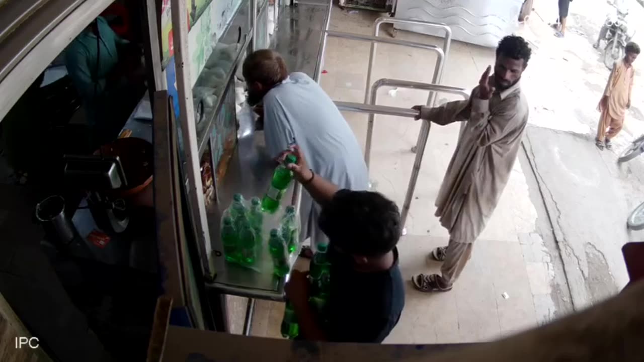 Customer Distracted and Pickpocketer Strikes !! 🕵️♂️💼