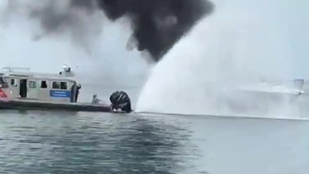 Embarcación incendiada en las Islas del Rosario