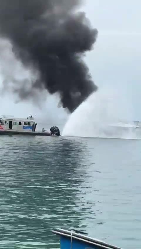 Embarcación incendiada en las Islas del Rosario