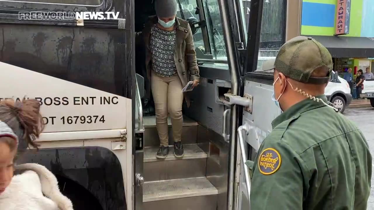 Alex Jones Confronts Local McAllen PD On Migrant Trafficking