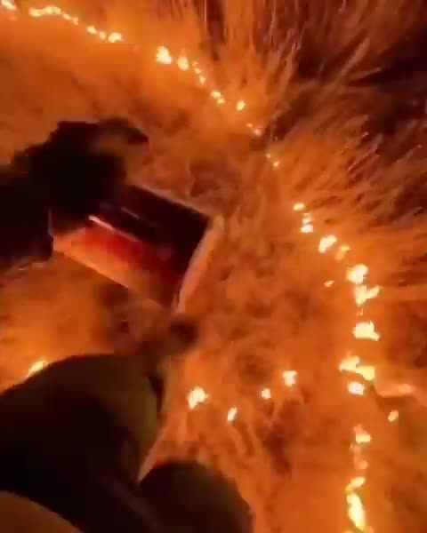 Incendio profesional con nocturnidad y alevosía (presumiblemente Grecia).