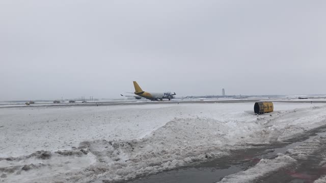 Polar Cargo Boeing B747-400 take off